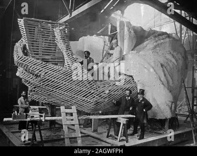 Aufbau des Skeletts und der putzoberfläche des linken Armes und der Hand der Freiheitsstatue Stockfoto