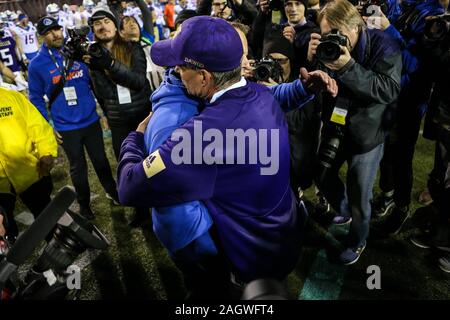 Las Vegas, NV, USA. 21 Dez, 2019. Washington Huskies Head Coach Chris Petersen Umarmungen Boise State Broncos Haupttrainer Bryan Harsin zum Abschluss der Mitsubishi Motors Las Vegas Schüssel Spiel mit der Boise State Broncos und die Washington Schlittenhunde bei Sam Boyd Stadium in Las Vegas, NV. Die Washington Schlittenhunde die Boise State Broncos besiegt 38 zu 7. Christopher Trim/CSM/Alamy leben Nachrichten Stockfoto