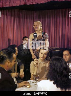 Frau Unterzeichnung an einem Jazz Night Club Ca. 1948 Stockfoto