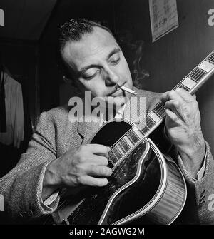 Portrait von Django Reinhardt, Aquarium, New York, N.Y., Ca. Nov. 1946 Stockfoto