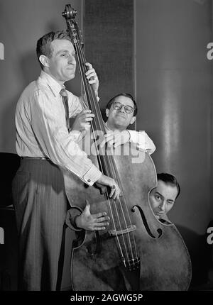 Portrait von Jack Lesberg, Max Kaminsky, und Peanuts Hucko, Eddie Condon's, New York, N.Y., Ca. Mai 1947 Stockfoto