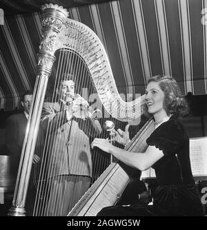 Portrait von Joe Marsala und Adele Girard, Hickory House, New York, N.Y., zwischen 1946 und 1948 Stockfoto