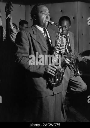 Portrait von Charlie Parker, Tommy Potter, Miles Davis, Max Roach, drei Zweien, New York, N.Y., Ca. 12.08.1947 Stockfoto