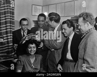 Portrait von Ahmet Ertegun M., Duke Ellington, William P., Nesuhi Ertegun, und Dave Stewart, William P.'s Home, Maryland, 1941 Stockfoto