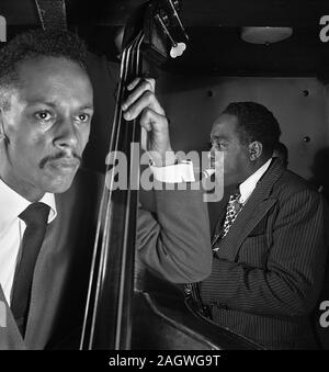 Portrait von Charlie Parker, Tommy Potter und Max Roach, drei Zweien, New York, N.Y., Ca. 12.08.1947 Stockfoto