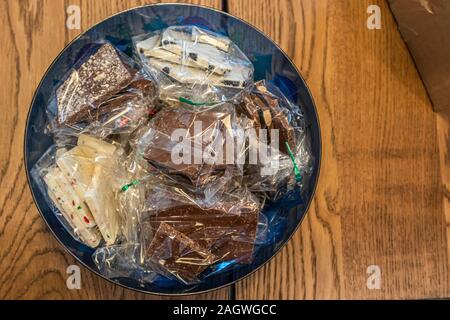 Gemischten Pralinen in Plastik eingewickelt in einem behindern Stockfoto