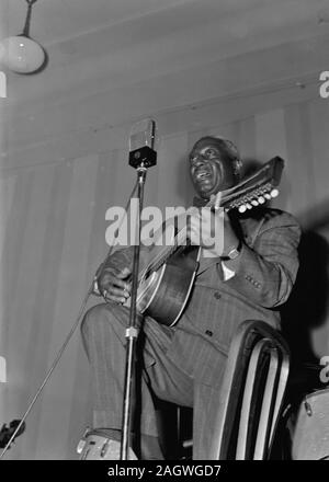 Portrait von Leadbelly, National Press Club, Washington, D.C., und zwischen 1938 und 1948 Stockfoto