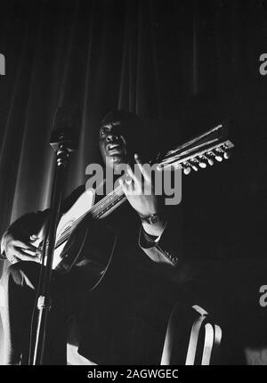 Portrait von Leadbelly, National Press Club, Washington, D.C., und zwischen 1938 und 1948 Stockfoto