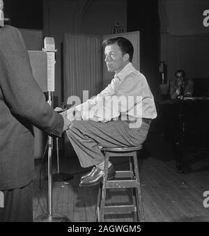 Portrait von Frank Sinatra, Liederkrantz Hall, New York, N.Y., Ca. 1947 Stockfoto