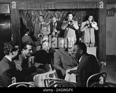 Portrait von Ben Webster, Eddie Barefield (Emmanuel), Buck Clayton, Benny Morton, Joe Marsala, und gemütlichen Cole, berühmten Tür, New York, N.Y., Ca. Okt. 1947 Stockfoto