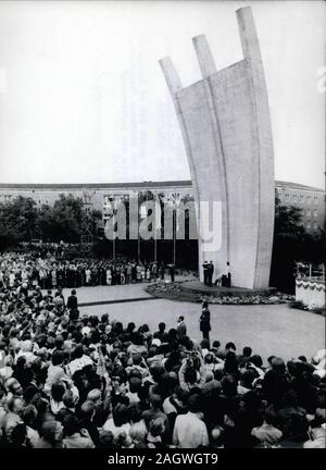 Berlin, West Germany. Am 15. Juli 1978. Der US-amerikanische Präsident Jimmy Carter besucht den "Platz der Luftbruck'' auf der offiziellen zweitägigen Staatsbesuch in Westdeutschland. Er wurde von seiner Frau und seiner Tochter begleitet. Nach dem Ende seiner offiziellen Besuch Carter in Bonn bleiben wird die World-Economic-Gipfel am 16./17. zu besuchen. Eine große Volksmenge aus Berlin Menschen warteten darauf, dass der amerikanische Präsident, und er kam zu den "Platz der Luftbrucke'' (Denkmal für die Air-Lift). Bild: Keystone Bilder USA/ZUMAPRESS.com/Alamy leben Nachrichten Stockfoto