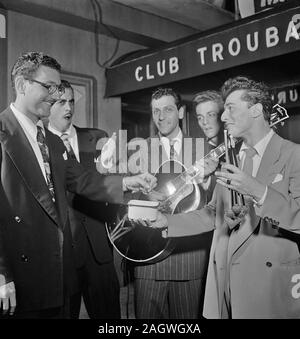Portrait von Bill (Buddy) De Arango, Terry Gibbs, und Harry Biss, Club Troubadour, New York, N.Y., zwischen 1946 und 1948 Stockfoto