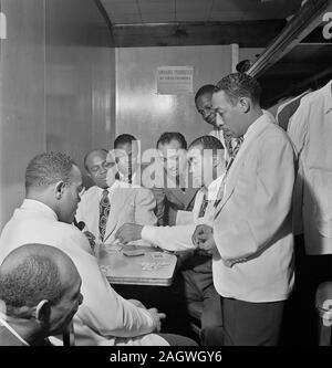 Portrait von Al Sears, Shelton Hemphill, Junior Raglin, Django Reinhardt, Lawrence Brown, Harry Carney, und Johnny Hodges, Aquarium, New York, N.Y., Ca. Nov. 1946 Stockfoto