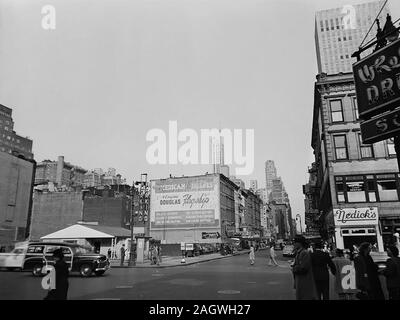 1948 New York City Street Scene - Nedick's Fast-Food-Restaurant an der Ecke abgebildet) Stockfoto