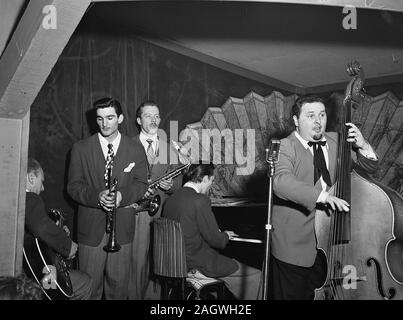 Portrait von Chubby Jackson, Conte Candoli, und Emmett Carls, Esquire Club, Valley Stream, Long Island, New York, Ca. 26.04.1940s Stockfoto