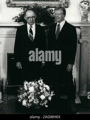 November 11, 1980 - Washington, DC, USA-Präsident Jimmy Carter (rechts) und der israelische Premierminister Menachim Begin (Links) im Oval Office des Weißen Hauses in ihrer letzten Sitzung, während Carter ist Präsident traf. Beginnen, auf einem nicht offiziellen Besuch, später lobte Carter, während er im Büro war und vor allem sprach über die Camp David treffen. (Bild: © Keystone Presse Agentur/Keystone USA über ZUMAPRESS.com) Stockfoto