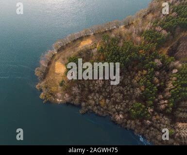 Ende Herbst. Fluss und Wald. Schuß auf eine Drohne Stockfoto