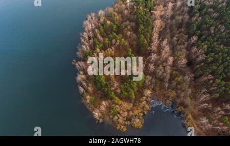 Ende Herbst. Fluss und Wald. Schuß auf eine Drohne Stockfoto