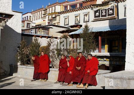 Mönche eine Pause in einem tibetanischen Kloster. Foto im Songzanlin Kloster, Shangri-La City, Provinz Yunnan, China. Stockfoto