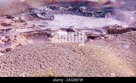 Brodelnden Schlamm in Fountain Paint Pot Geysir im Fountain Paint Pot Trail im Yellowstone National Park, Wyoming, USA Stockfoto