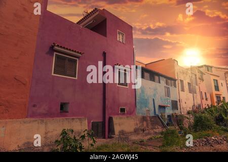 Puerto De La Cruz. bunte Häuser auf der Insel. Stockfoto