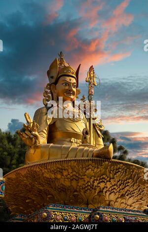 Gold-Guru Rinpoche-Statue steht in Kathmandu. Nepal Stockfoto