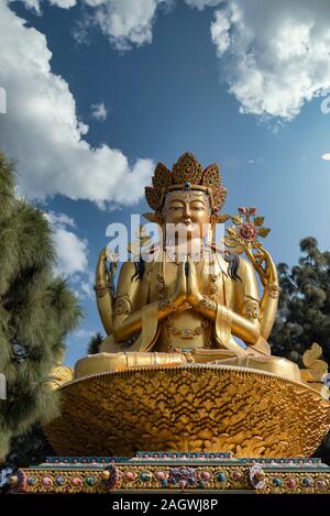 Goldene Statue von Chenrezig steht in Kathmandu. Nepal Stockfoto