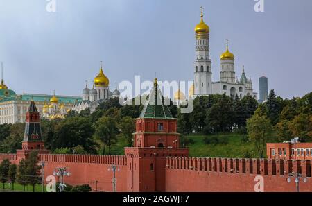 Der Kremlmauer, Zwiebeltürme der Kathedralen und Grand Kremlin Palace verschwommen im Winter Schnee Sturm mit Schneeflocken in der Luft in Moskau, Russland Stockfoto