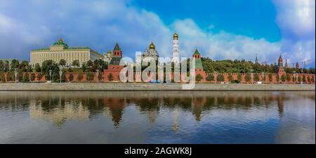 Tagsüber Panoramablick auf den roten Kremlmauer, Turm und goldenen Zwiebeltürme der Kathedralen über die Moskwa in Moskau, Russland Stockfoto