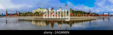 Tagsüber Panoramablick auf den roten Kremlmauer, Turm und goldenen Zwiebeltürme der Kathedralen über die Moskwa in Moskau, Russland Stockfoto