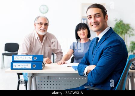 Der Finanzberater geben Ruhestand Beratung alte Paar Stockfoto