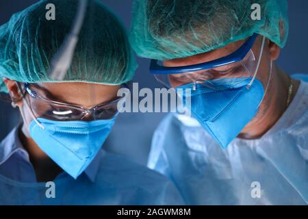 Männliche und weibliche plastischer Chirurg in Blau Maske Stockfoto