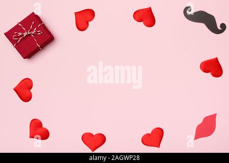 Valentinstag rosa Hintergrund Herz Geschenk Zubehör von Drittanbietern. Ansicht von oben kopieren Raum Grußkarte legen. Stockfoto
