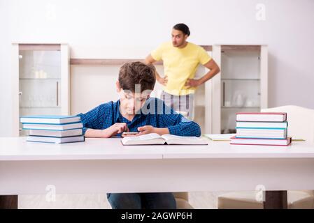 Der Vater, der seinen Sohn für Schule vorzubereiten Stockfoto