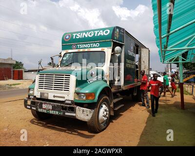 Monrovia. 19 Dez, 2019. Foto am Dez. 19, 2019 zeigt Packs von Tsingtao Bier zu lokalen Shop vor Tsingtao Beer Festival in Monrovia, Liberia. Die Tsingtao Beer Festival in Liberia begann am Samstag mit der 5-km Mini-Marathon und in der Hauptstadt Monrovia ein freundliches Fußballspiel statt. Das Festival wird in 15 Ländern, die zwischen Dezember 2019 und Oktober 2020 statt. Quelle: Ma Xing/Xinhua/Alamy leben Nachrichten Stockfoto