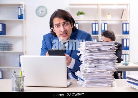 Die beiden männlichen Kollegen mit übermäßiger Arbeit unzufrieden Stockfoto
