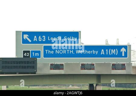 Ein Blick auf den blauen Hinweisschildern über eine britische Autobahn. Stockfoto