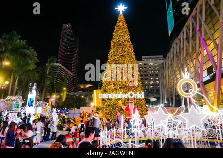 BANGKOK, THAILAND - 13. Dezember 2019: Frohe Weihnachten und ein glückliches Neues Jahr 2020 Veranstaltung zeigt eine CentralWorld, die beliebte und großen Einkaufszentrum in Stockfoto