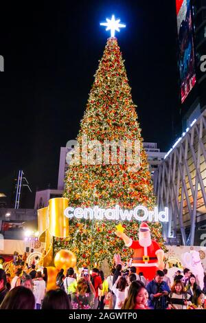 BANGKOK, THAILAND - 13. Dezember 2019: Frohe Weihnachten und ein glückliches Neues Jahr 2020 Veranstaltung zeigt eine CentralWorld, die beliebte und großen Einkaufszentrum in Stockfoto