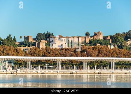 Malaga, Spanien - Dezember 4, 2018: Stadtbild von Malaga, Spanien. Alcazaba Fort im Zentrum auf einem Hügel. Moderne Boulevard' Palmeral de las sorpresa genannt Stockfoto