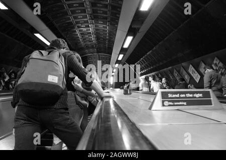 Einer der Hunderten von Fahrtreppen, die viele Menschen aus allen Gesellschaftsschichten zu und von den Bahnsteigen der Londoner U-Bahn im Vereinigten Königreich. Stockfoto