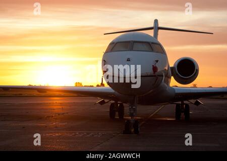 Ein Passagier/Private Jet gegen einen Sonnenaufgang/Sonnenuntergang. Stockfoto