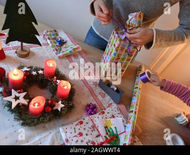 Garmisch Partenkirchen, Deutschland. 22 Dez, 2019. Abbildung - eine Frau wraps Weihnachtsgeschenke am vierten Advent. Quelle: Angelika Warmuth/dpa/Alamy leben Nachrichten Stockfoto