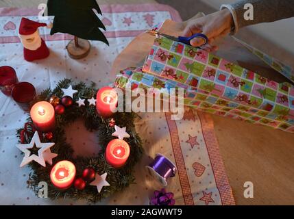 Garmisch Partenkirchen, Deutschland. 22 Dez, 2019. Abbildung - eine Frau wraps Weihnachtsgeschenke am vierten Advent. Quelle: Angelika Warmuth/dpa/Alamy leben Nachrichten Stockfoto