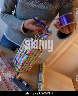 Garmisch Partenkirchen, Deutschland. 22 Dez, 2019. Abbildung - eine Frau wraps Weihnachtsgeschenke am vierten Advent. Quelle: Angelika Warmuth/dpa/Alamy leben Nachrichten Stockfoto