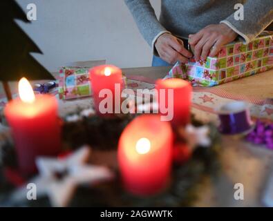 Garmisch Partenkirchen, Deutschland. 22 Dez, 2019. Abbildung - eine Frau wraps Weihnachtsgeschenke am vierten Advent. Quelle: Angelika Warmuth/dpa/Alamy leben Nachrichten Stockfoto