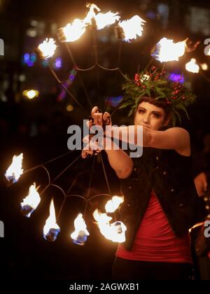 Vancouver, Kanada. 21 Dez, 2019. Eine Frau führt Feuer Tanz im Winter Solstice Festival in Vancouver, Kanada, Dez. 21, 2019 Credit: Liang Sen/Xinhua/Alamy leben Nachrichten Stockfoto