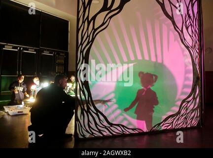 Vancouver, Kanada. 21 Dez, 2019. Eine Lichtprojektion kunst Anzeige ist im Winter Solstice Festival in Vancouver, Kanada, Dez. 21, 2019 gesehen. Credit: Liang Sen/Xinhua/Alamy leben Nachrichten Stockfoto