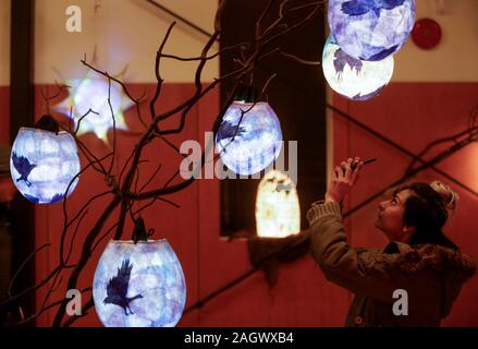 Vancouver, Kanada. 21 Dez, 2019. Ein Bewohner nimmt Fotos von Laternen im Winter Solstice Festival in Vancouver, Kanada, Dez. 21, 2019 angezeigt. Credit: Liang Sen/Xinhua/Alamy leben Nachrichten Stockfoto