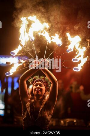 Vancouver, Kanada. 21 Dez, 2019. Eine Frau führt Feuer Tanz im Winter Solstice Festival in Vancouver, Kanada, Dez. 21, 2019 Credit: Liang Sen/Xinhua/Alamy leben Nachrichten Stockfoto